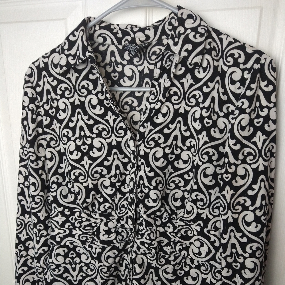 $ EAST 5th petite long sleeve v neck black white front button up dress shirt. M